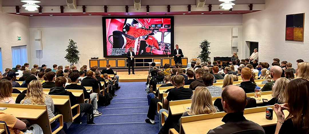 Ministerbesøg og 1500 cupcakes: EUC Nordvest markerer Uniform På Jobbet-dag